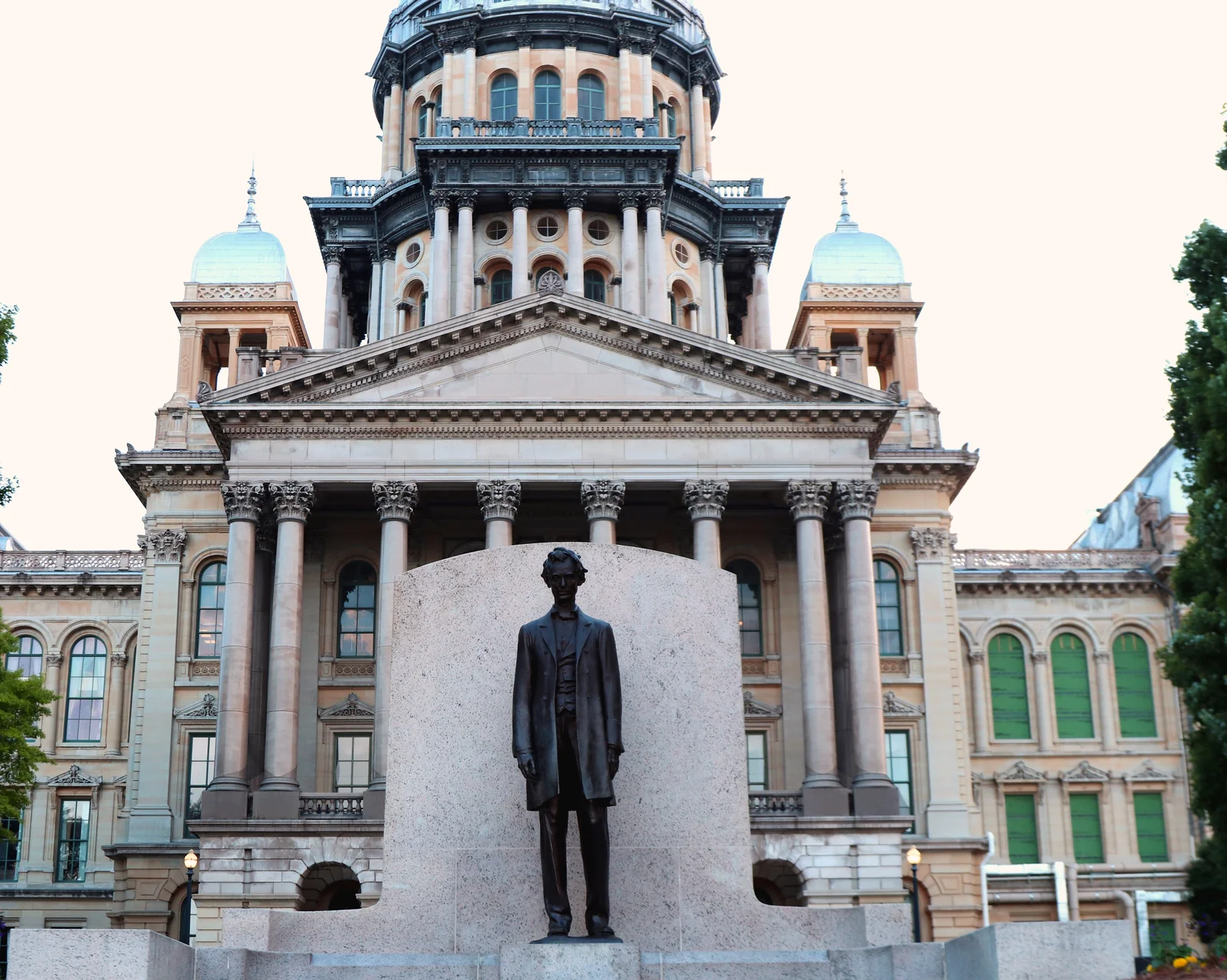 Illinois state capitol building exterior